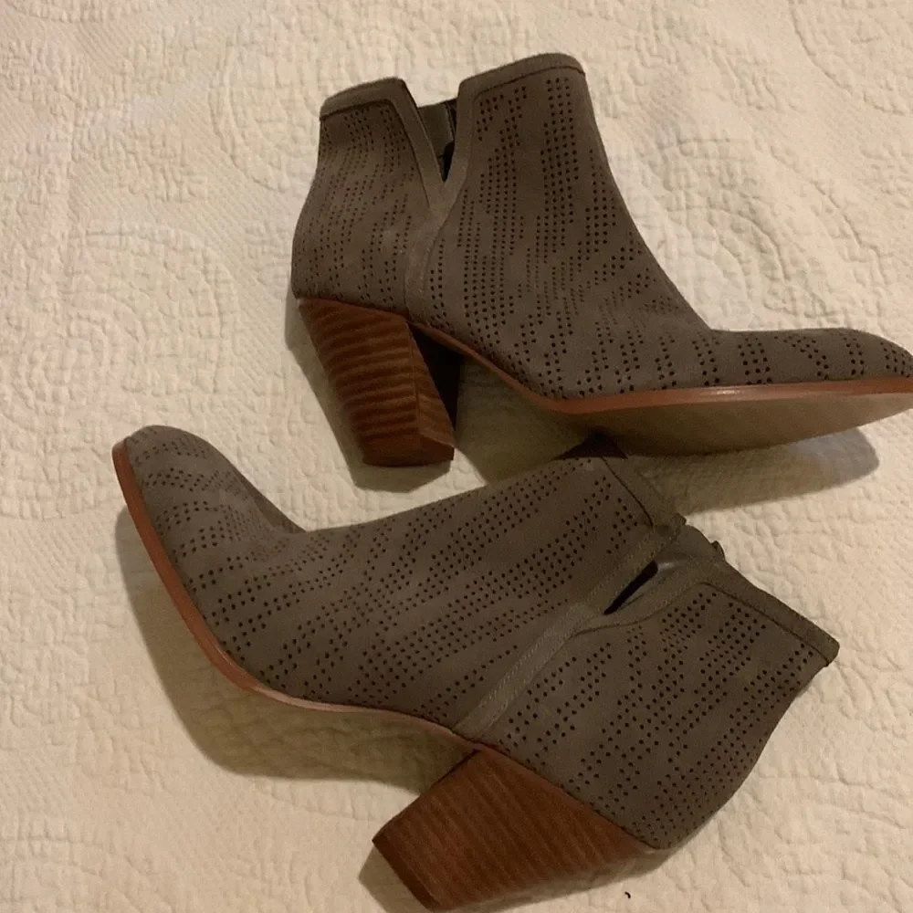 Violet & Red ankle booties. 8 - Picture 8 of 13